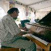 Click here to see the picture (Ivan Fr�hschoppen am Piano.jpg)